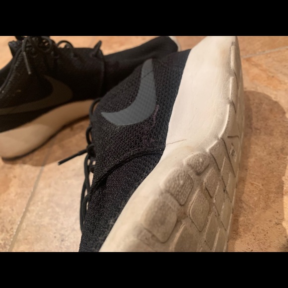Black Nike Roshe - Picture 3 of 4